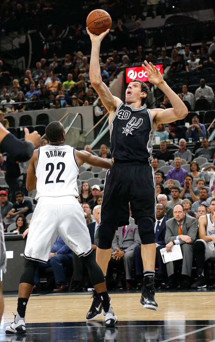 Cầu thủ NBA úp rổ không cần nhảy ảnh 1 Cau thu NBA up ro khong can nhay anh 1