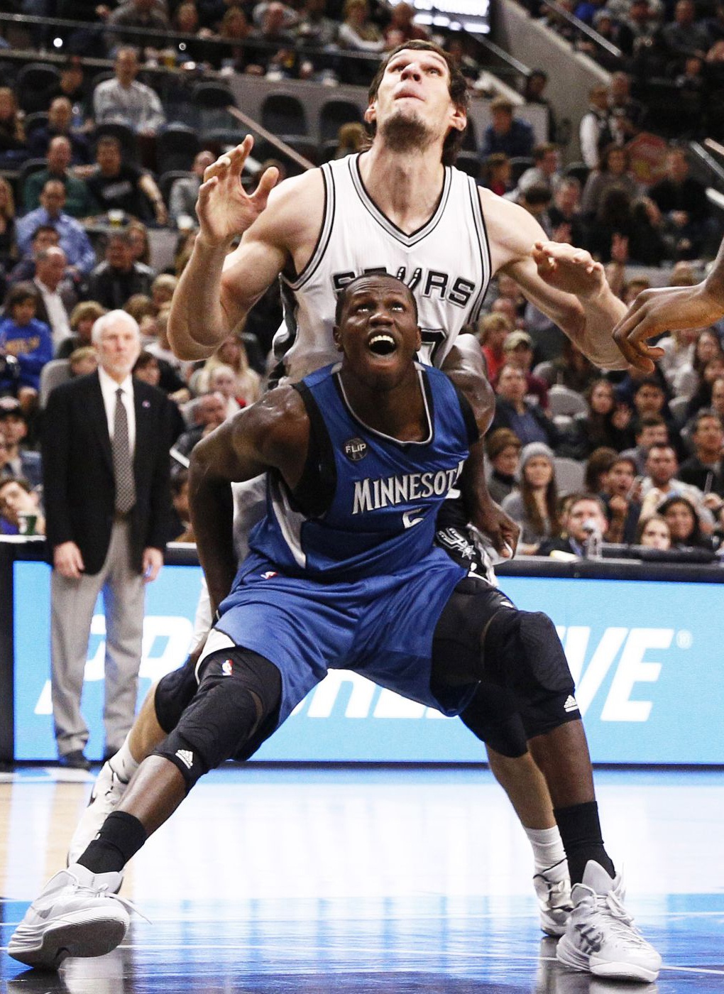 Cầu thủ NBA úp rổ không cần nhảy ảnh 2 Cau thu NBA up ro khong can nhay anh 2