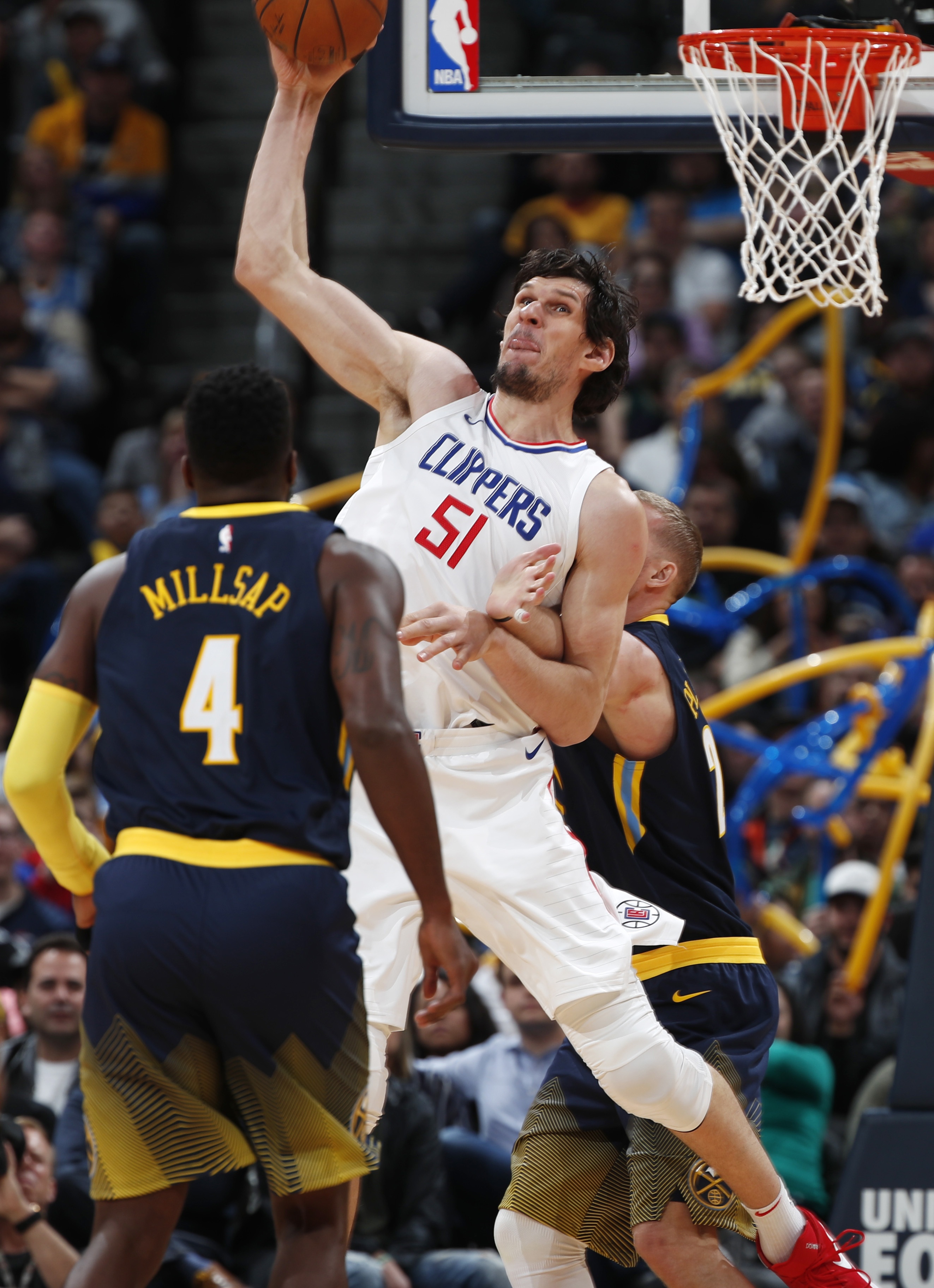 Cầu thủ NBA úp rổ không cần nhảy ảnh 4 Cau thu NBA up ro khong can nhay anh 4