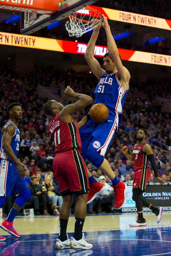 Cầu thủ NBA úp rổ không cần nhảy ảnh 7 Cau thu NBA up ro khong can nhay anh 7