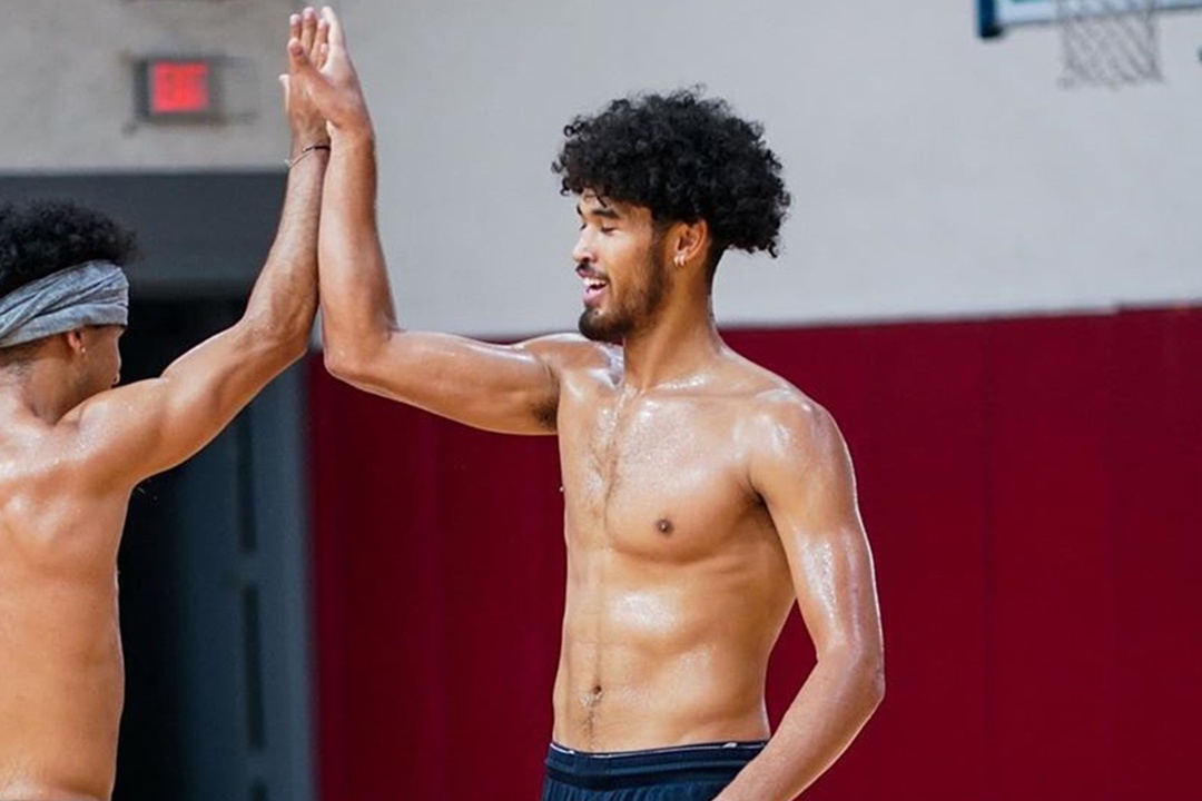 Cau thu bong ro Viet kieu khoe co bung san chac hinh anh