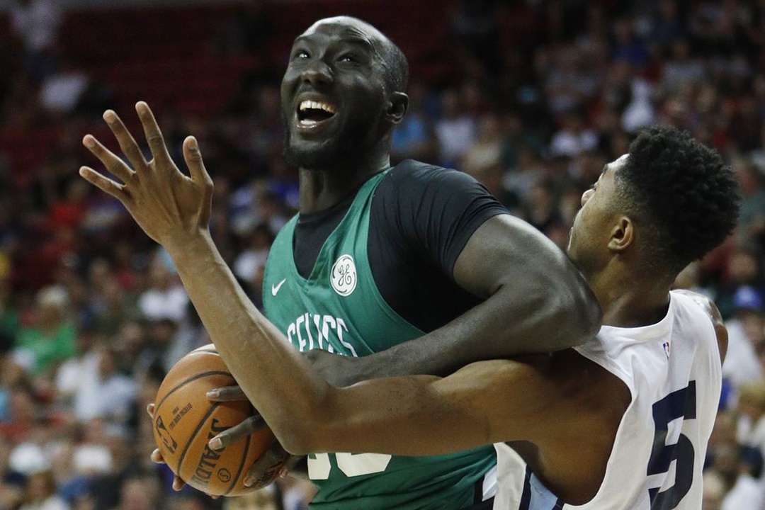 VDV bong ro cao 2,26 m khien moi cau thu NBA nguoc nhin hinh anh