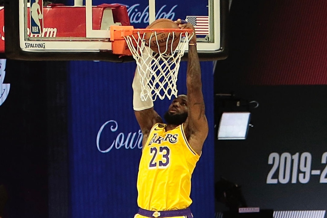 Cau thu tre bi hat vang sau no luc ngan LeBron James up ro hinh anh
