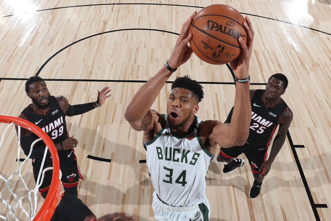 Antetokounmpo vuot 4 cau thu trong 2 giay de up ro anh 1