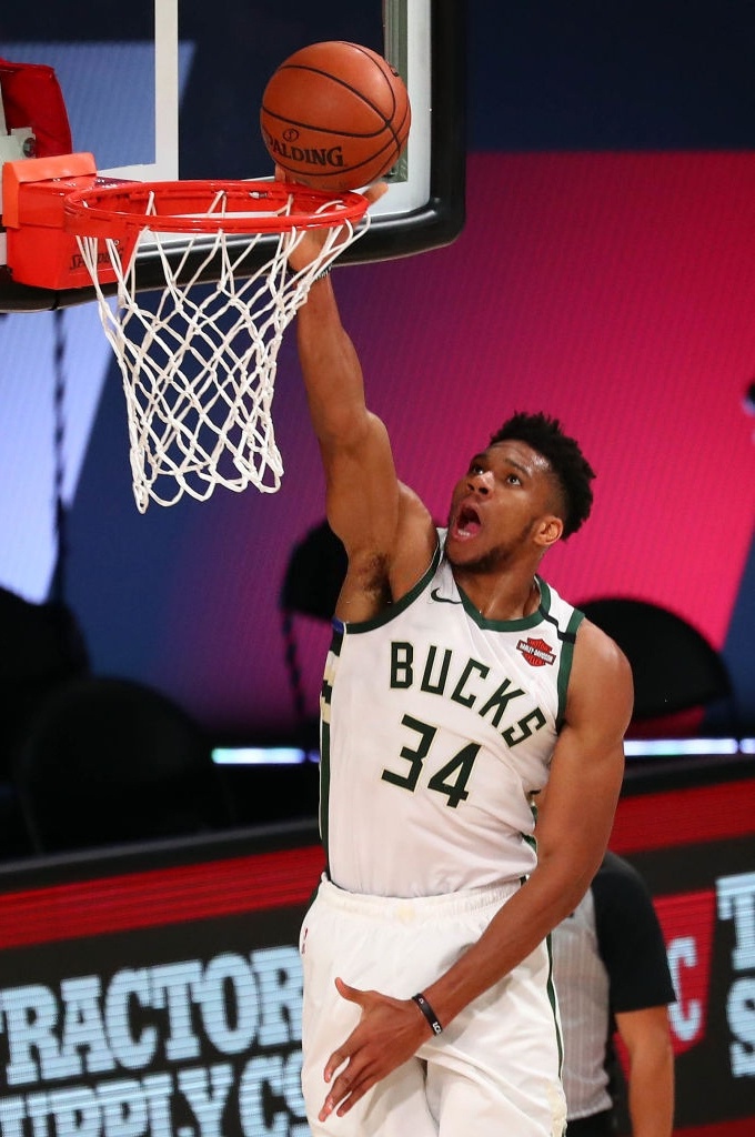 Antetokounmpo vượt 4 cầu thủ trong 2 giây để úp rổ ảnh 2 Antetokounmpo vuot 4 cau thu trong 2 giay de up ro anh 2