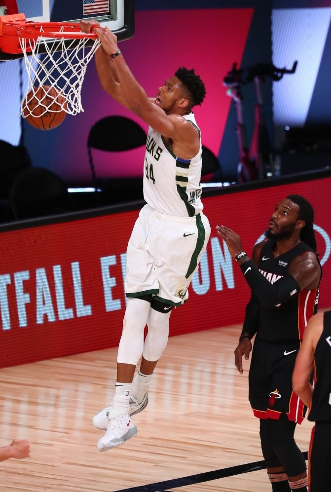 Antetokounmpo vượt 4 cầu thủ trong 2 giây để úp rổ ảnh 3 Antetokounmpo vuot 4 cau thu trong 2 giay de up ro anh 3