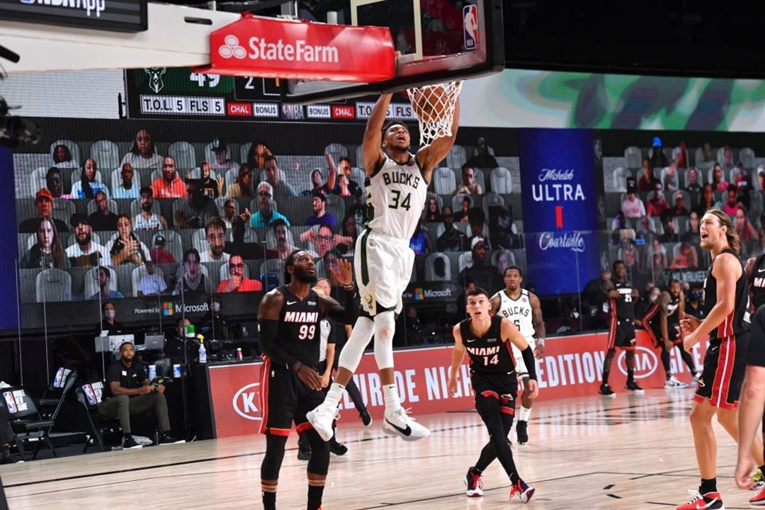 Antetokounmpo vuot 4 cau thu trong 2 giay de up ro anh 4