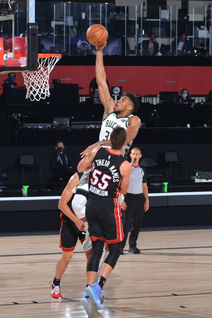 Antetokounmpo vượt 4 cầu thủ trong 2 giây để úp rổ ảnh 5 Antetokounmpo vuot 4 cau thu trong 2 giay de up ro anh 5