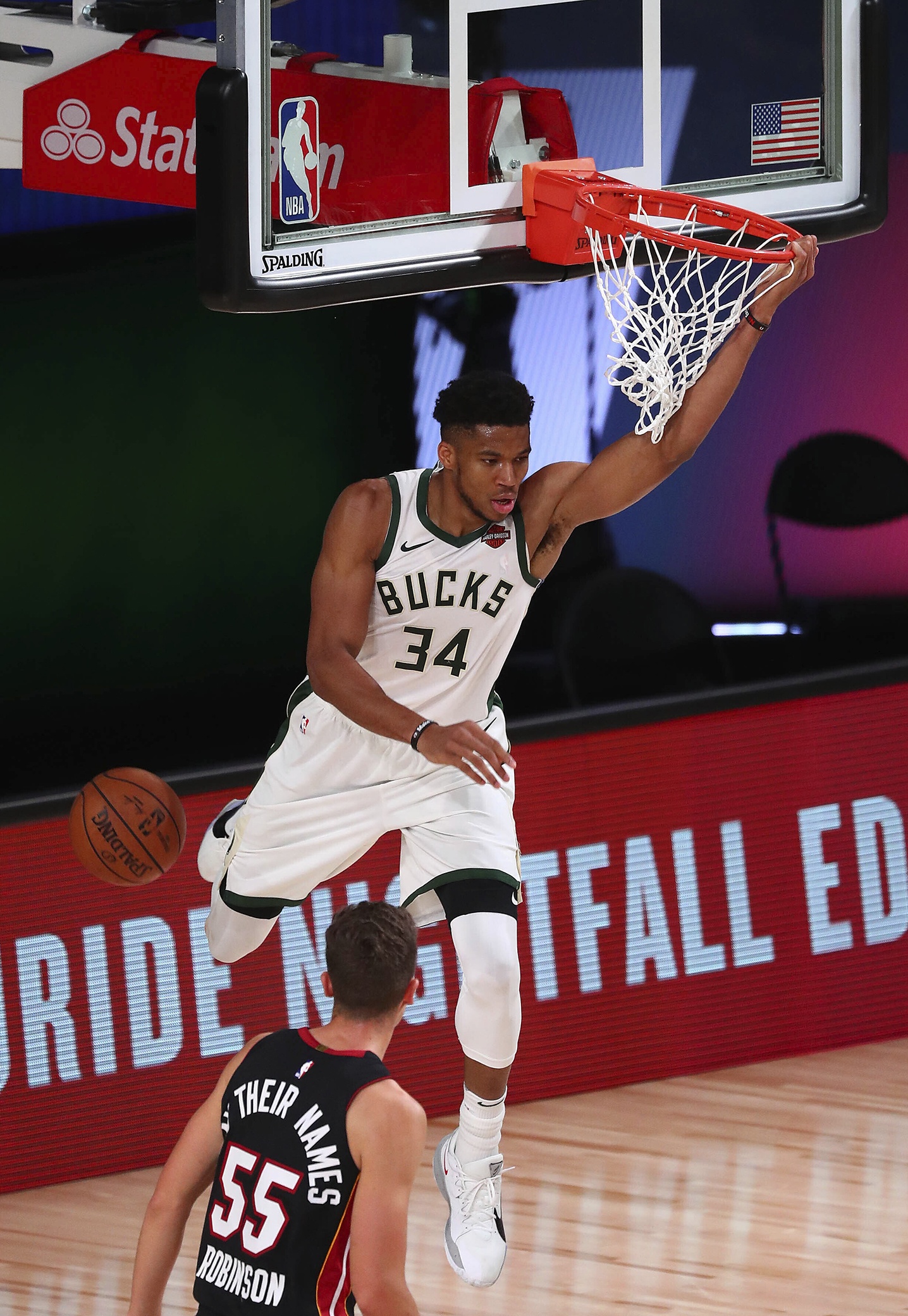 Antetokounmpo vượt 4 cầu thủ trong 2 giây để úp rổ ảnh 6 Antetokounmpo vuot 4 cau thu trong 2 giay de up ro anh 6