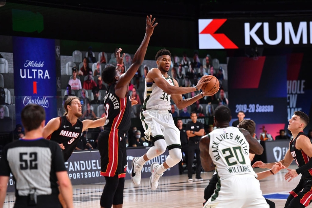 Antetokounmpo vuot 4 cau thu trong 2 giay de up ro anh 7