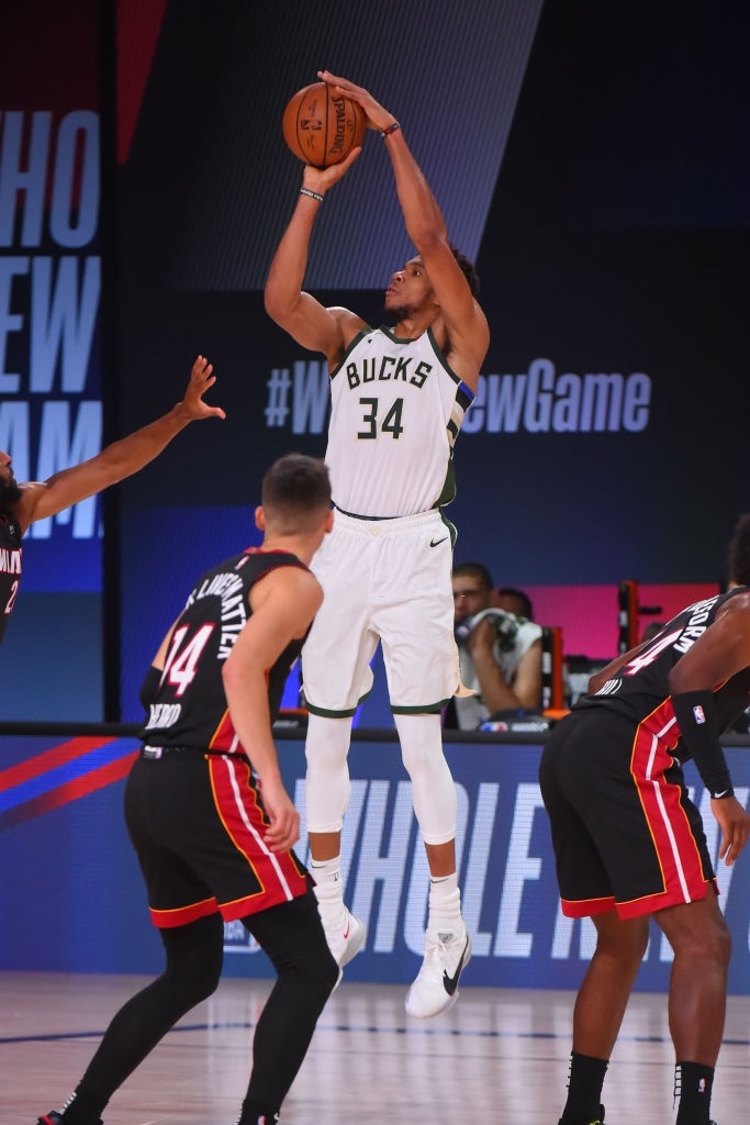 Antetokounmpo vượt 4 cầu thủ trong 2 giây để úp rổ ảnh 8 Antetokounmpo vuot 4 cau thu trong 2 giay de up ro anh 8