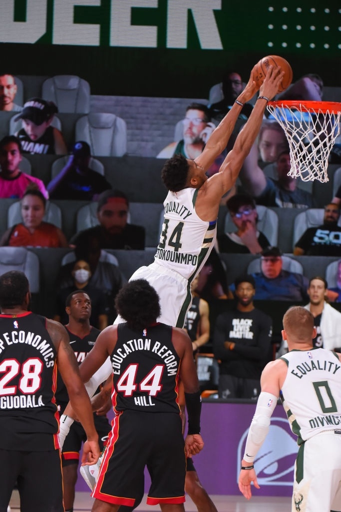 Antetokounmpo vượt 4 cầu thủ trong 2 giây để úp rổ ảnh 9 Antetokounmpo vuot 4 cau thu trong 2 giay de up ro anh 9