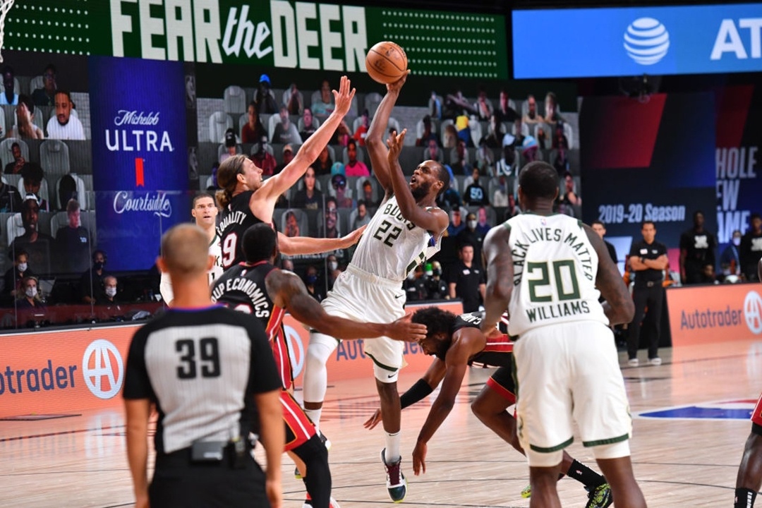 Antetokounmpo vuot 4 cau thu trong 2 giay de up ro anh 10