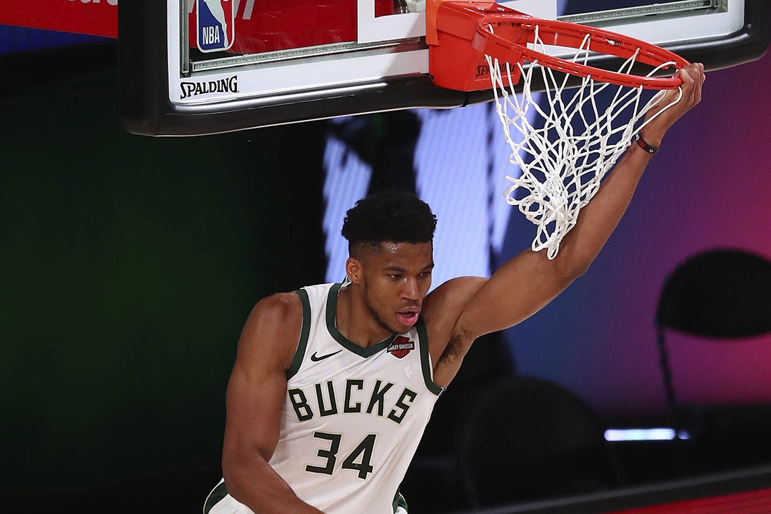 Antetokounmpo vuot 4 cau thu trong 2 giay de up ro hinh anh