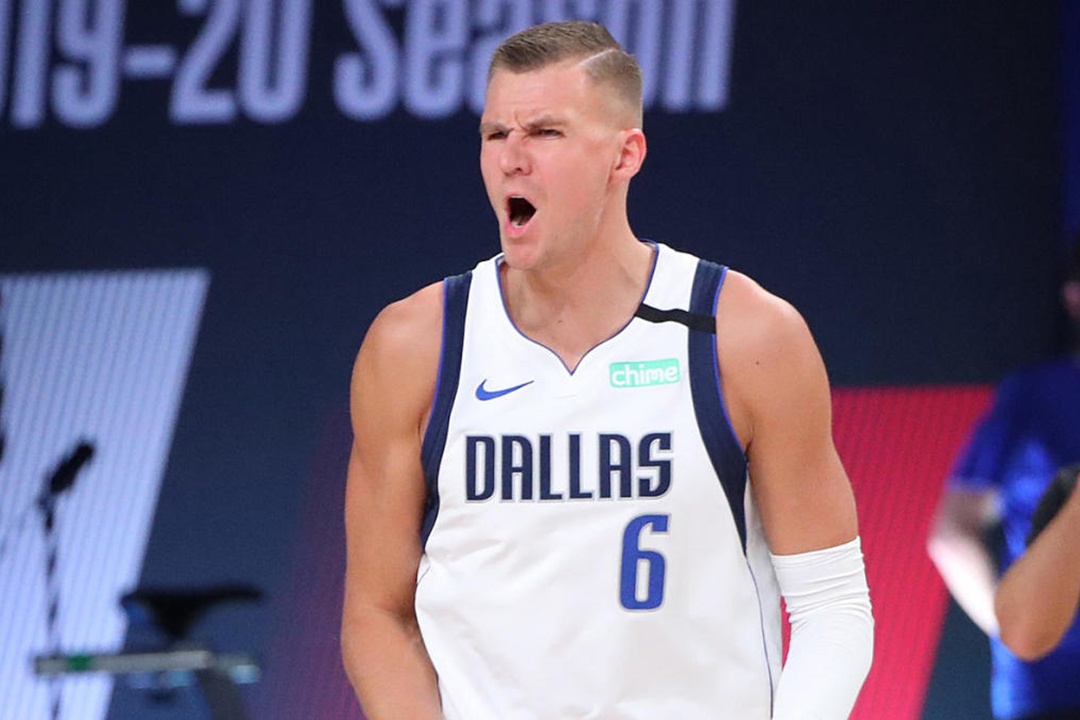 LeBron James phan ung khi trung phong cao 2,21 m bi duoi khoi san hinh anh