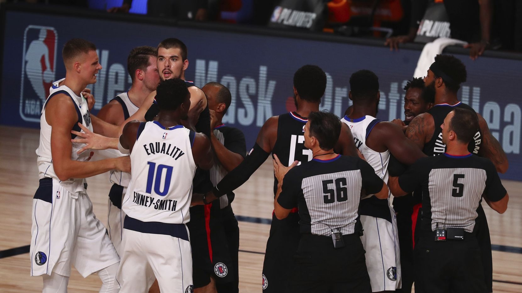 LeBron James phan ung khi Kristaps Porzingis bi duoi anh 1