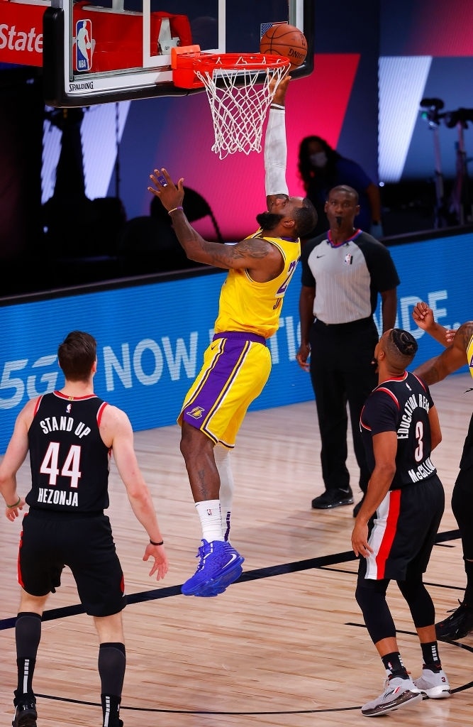 LeBron James xoay nguoi loai 4 cau thu anh 3