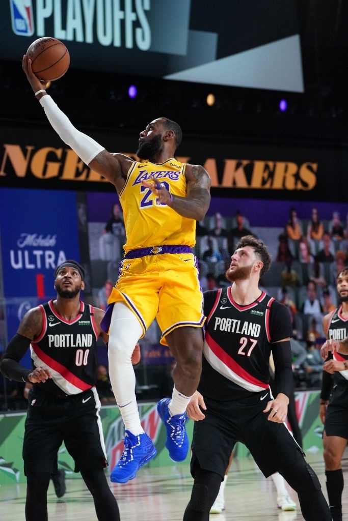 LeBron James xoay nguoi loai 4 cau thu anh 2