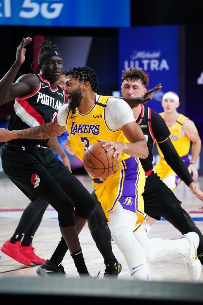 LeBron James xoay nguoi loai 4 cau thu anh 9