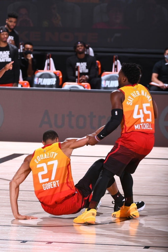 Sao bóng rổ nặng 115 kg húc ngã đối thủ ảnh 8 Sao bong ro nang 115 kg huc nga doi thu anh 8