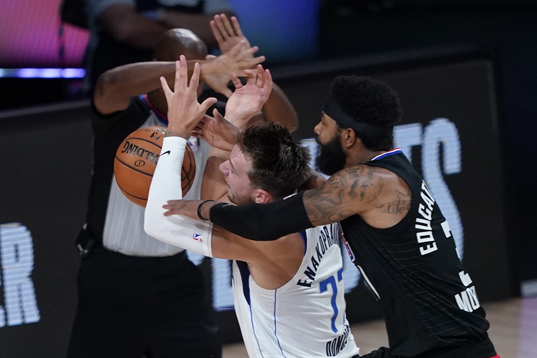 Luka Doncic bi Marcus Morris pham loi anh 1