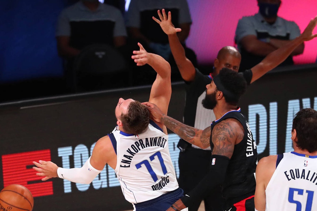 Luka Doncic bi Marcus Morris pham loi anh 2