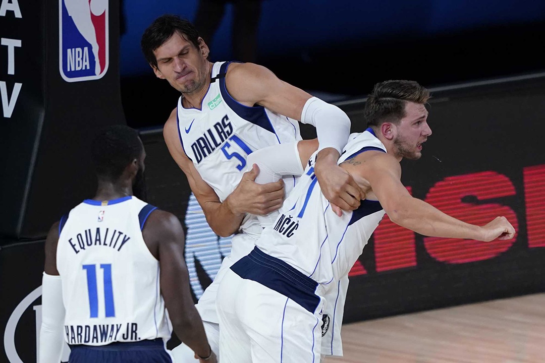 Luka Doncic bi Marcus Morris pham loi anh 3