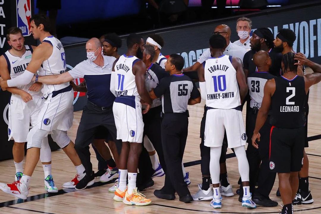 Luka Doncic bi Marcus Morris pham loi anh 5