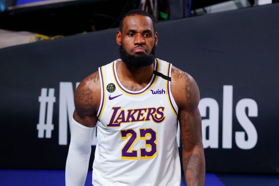 LeBron James that vong roi san khi tran dau chua ket thuc hinh anh