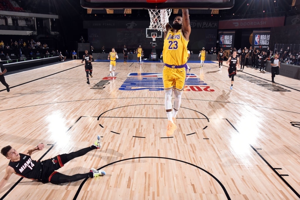 LeBron James huc nga Tyler Herro anh 1