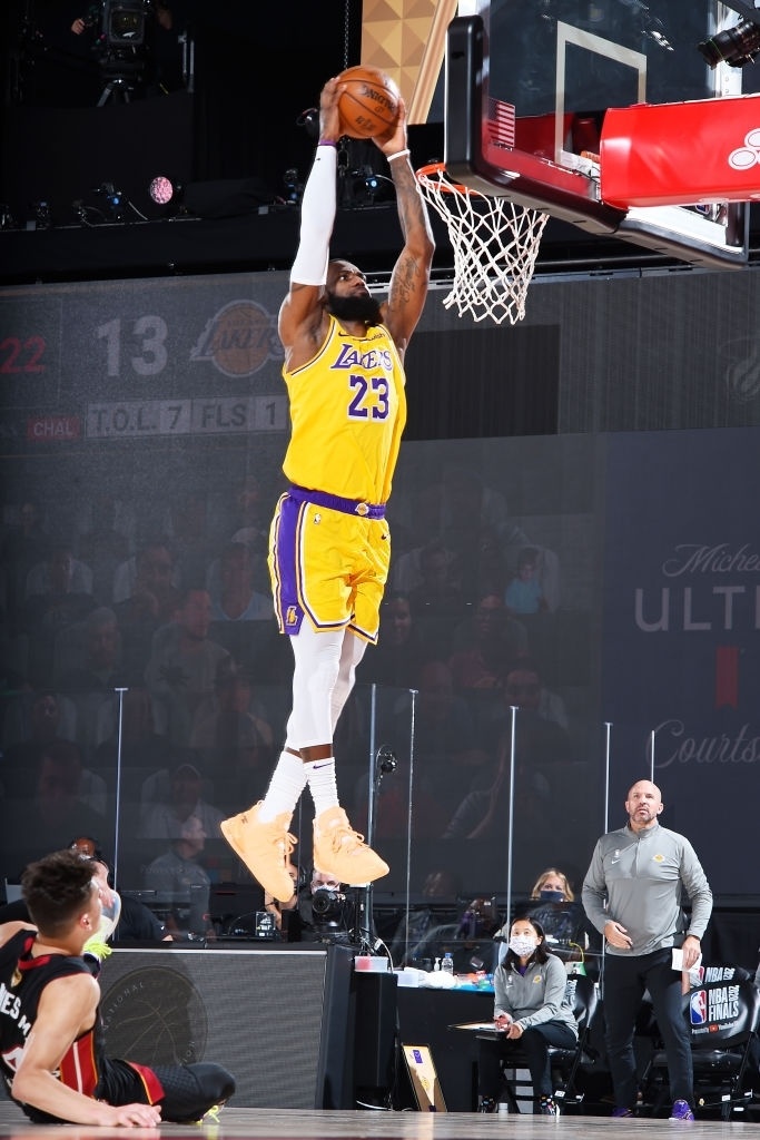 LeBron James huc nga Tyler Herro anh 2