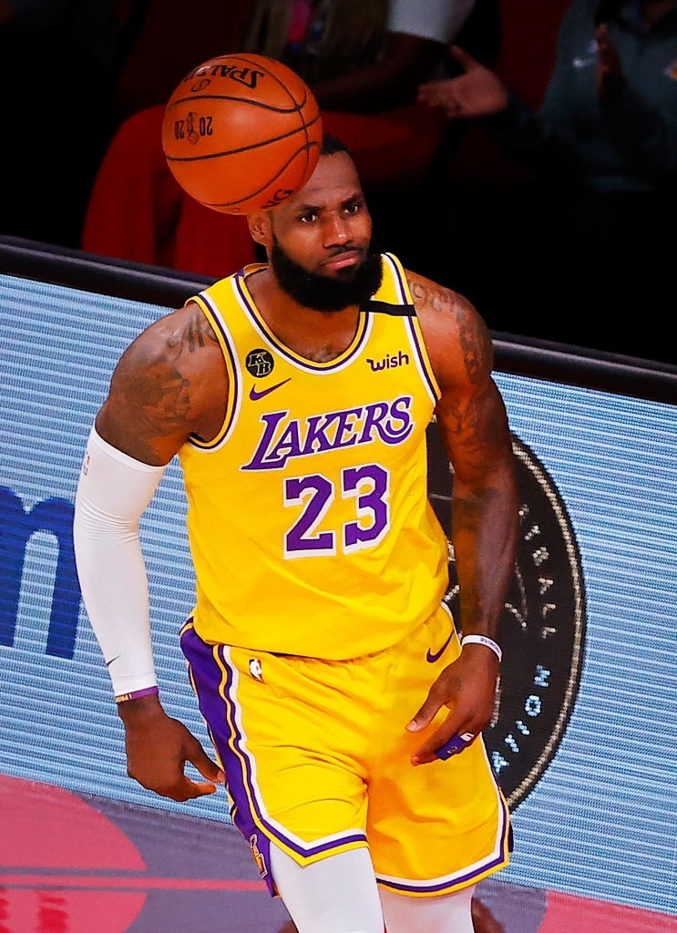 LeBron James huc nga Tyler Herro anh 3