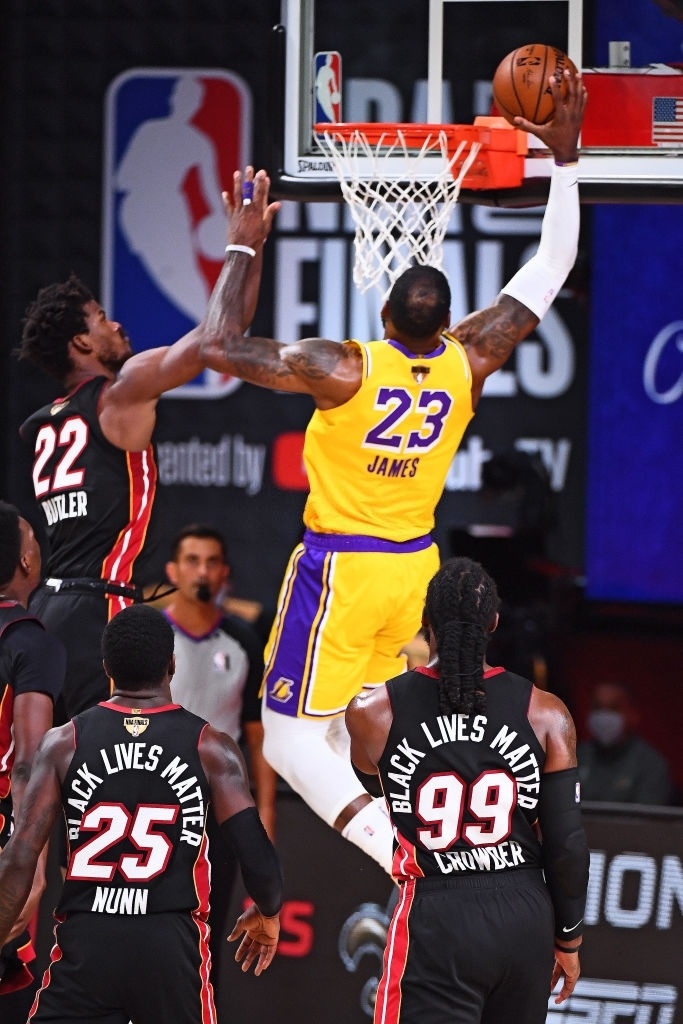 LeBron James huc nga Tyler Herro anh 5