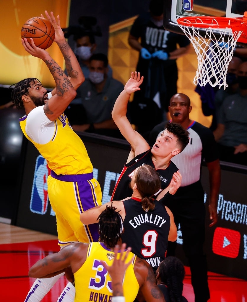 LeBron James huc nga Tyler Herro anh 9