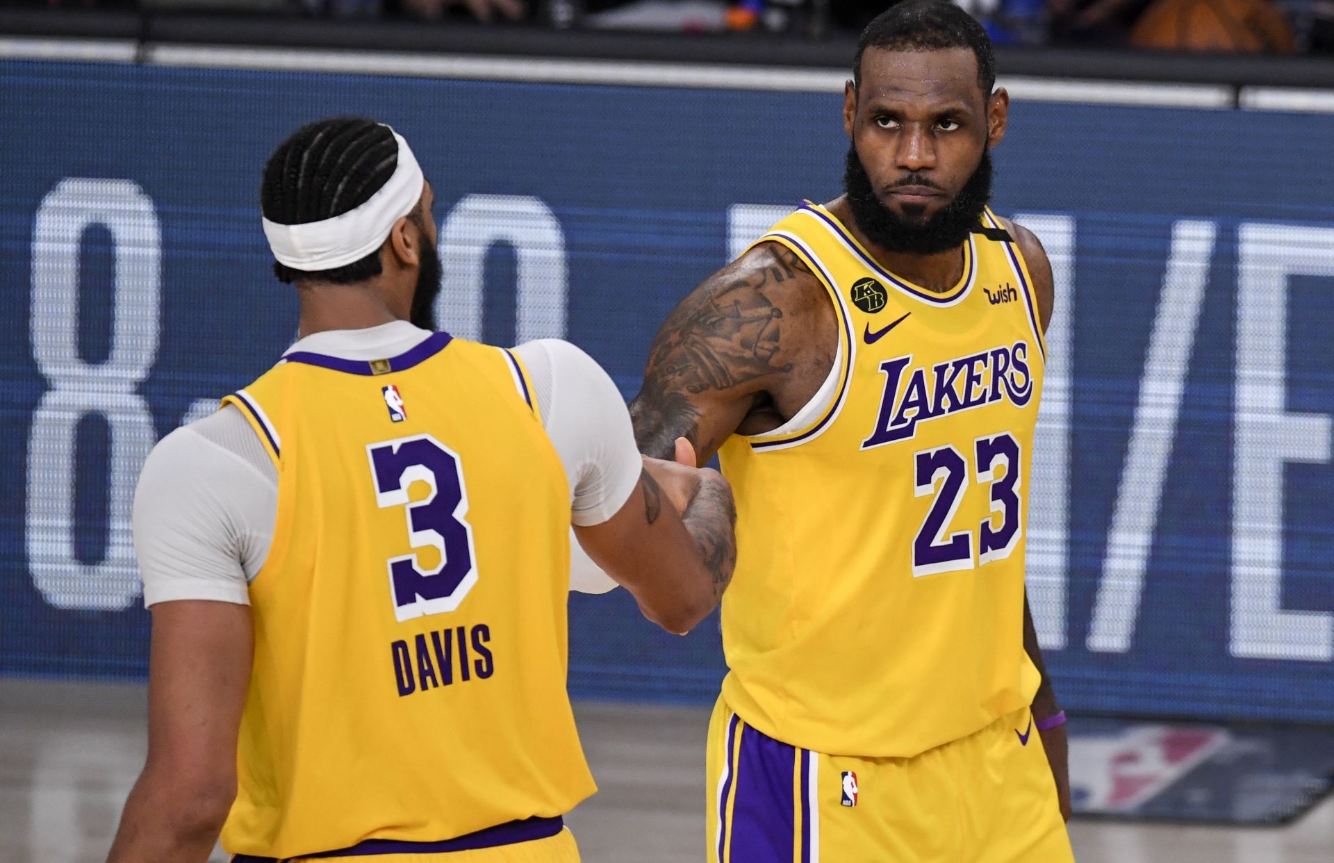 LeBron James huc nga Tyler Herro anh 11