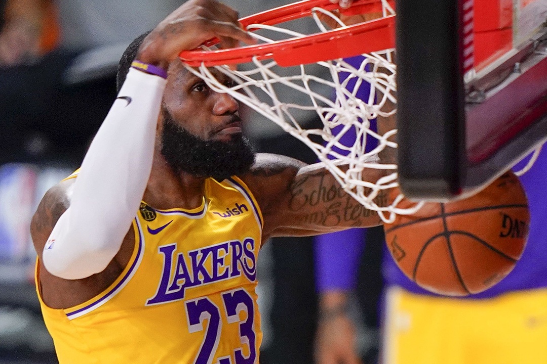 LeBron James huc nga sao tre Tyler Herro de up ro hinh anh