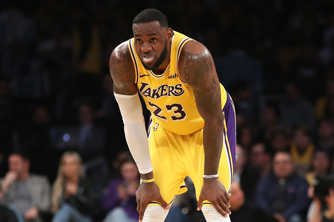 LeBron James co dau hieu tai phat chan thuong hang hinh anh