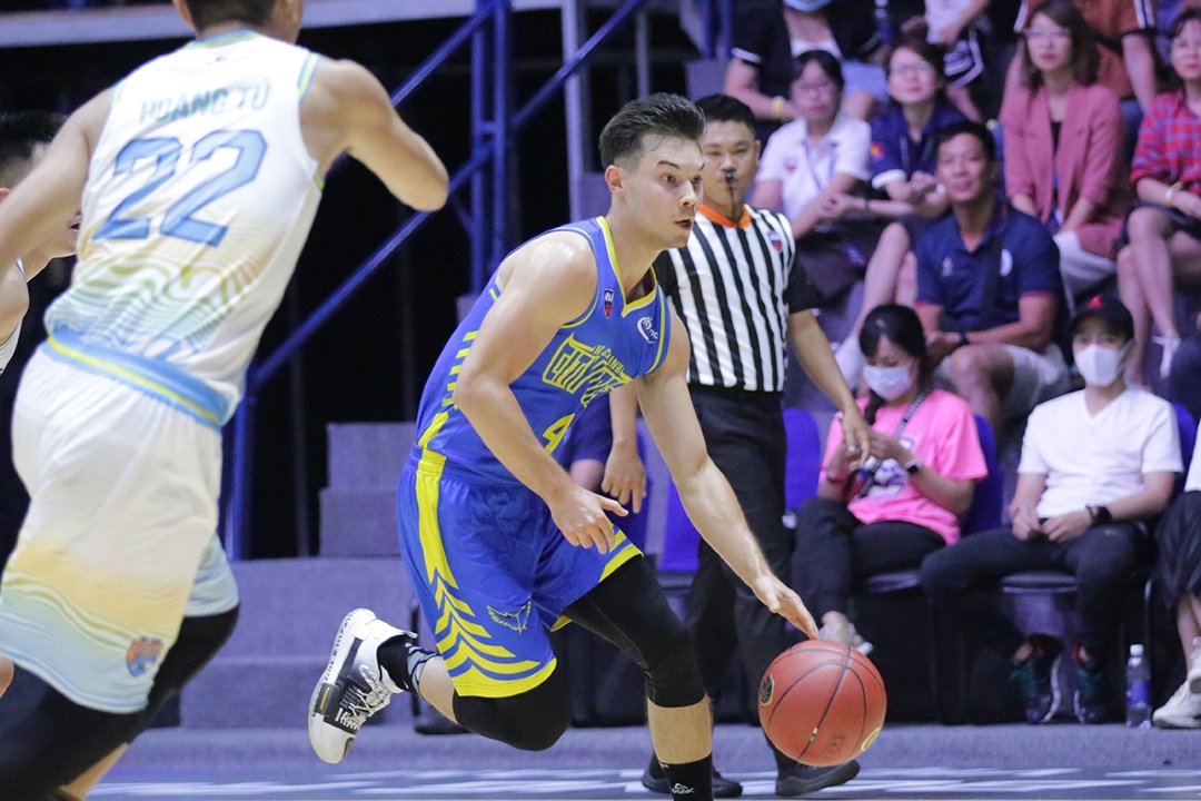 Vincent Nguyen bung no giup doi nha thang trong ngay ra quan hinh anh