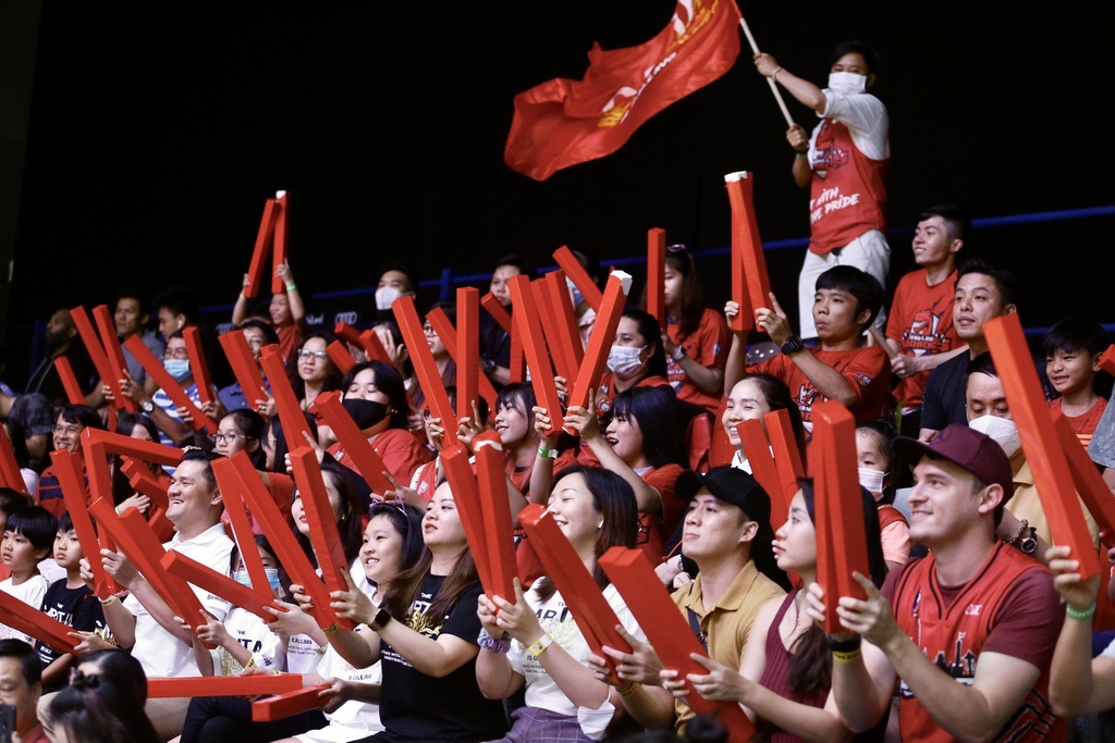 Phuong Ly xem bong ro anh 2