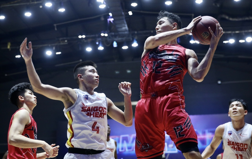 Phuong Ly xem bong ro anh 3