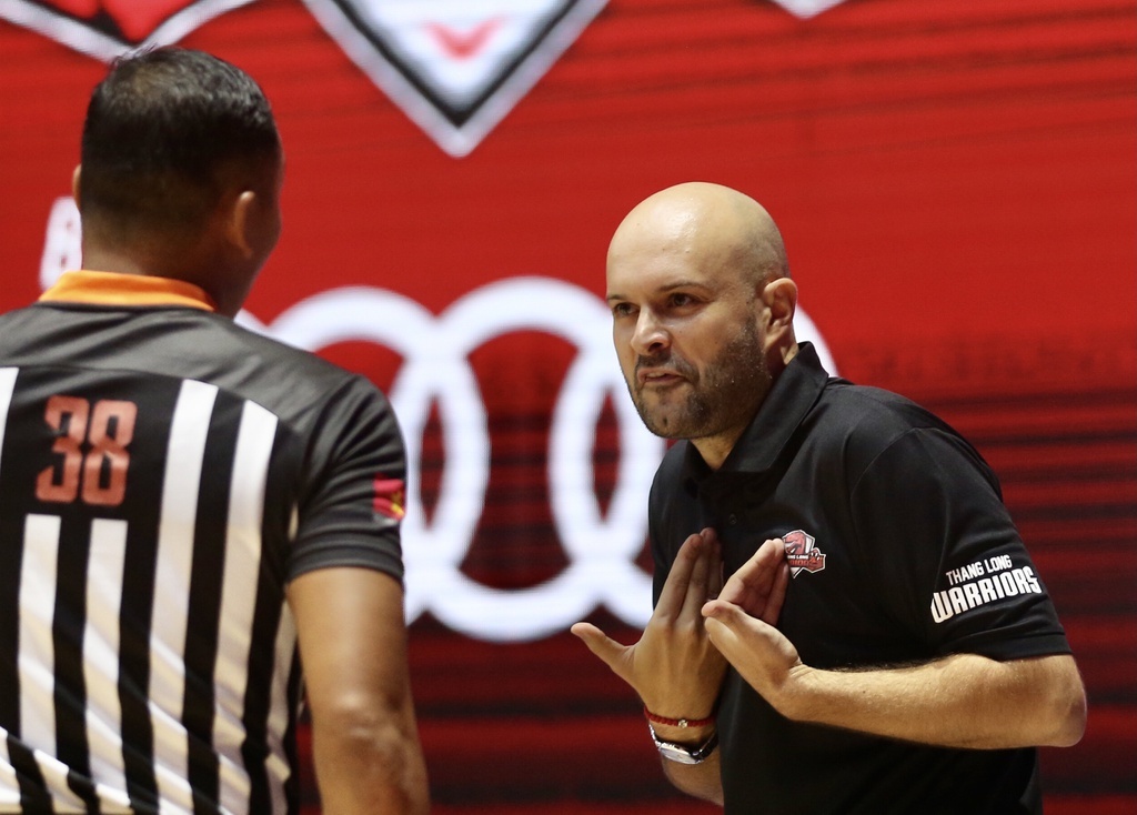 Phuong Ly xem bong ro anh 6