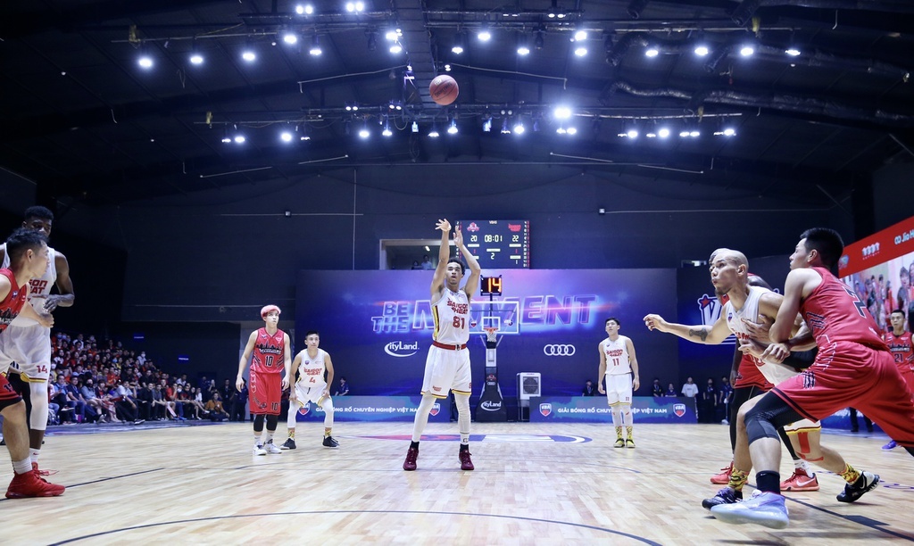 Phuong Ly xem bong ro anh 8