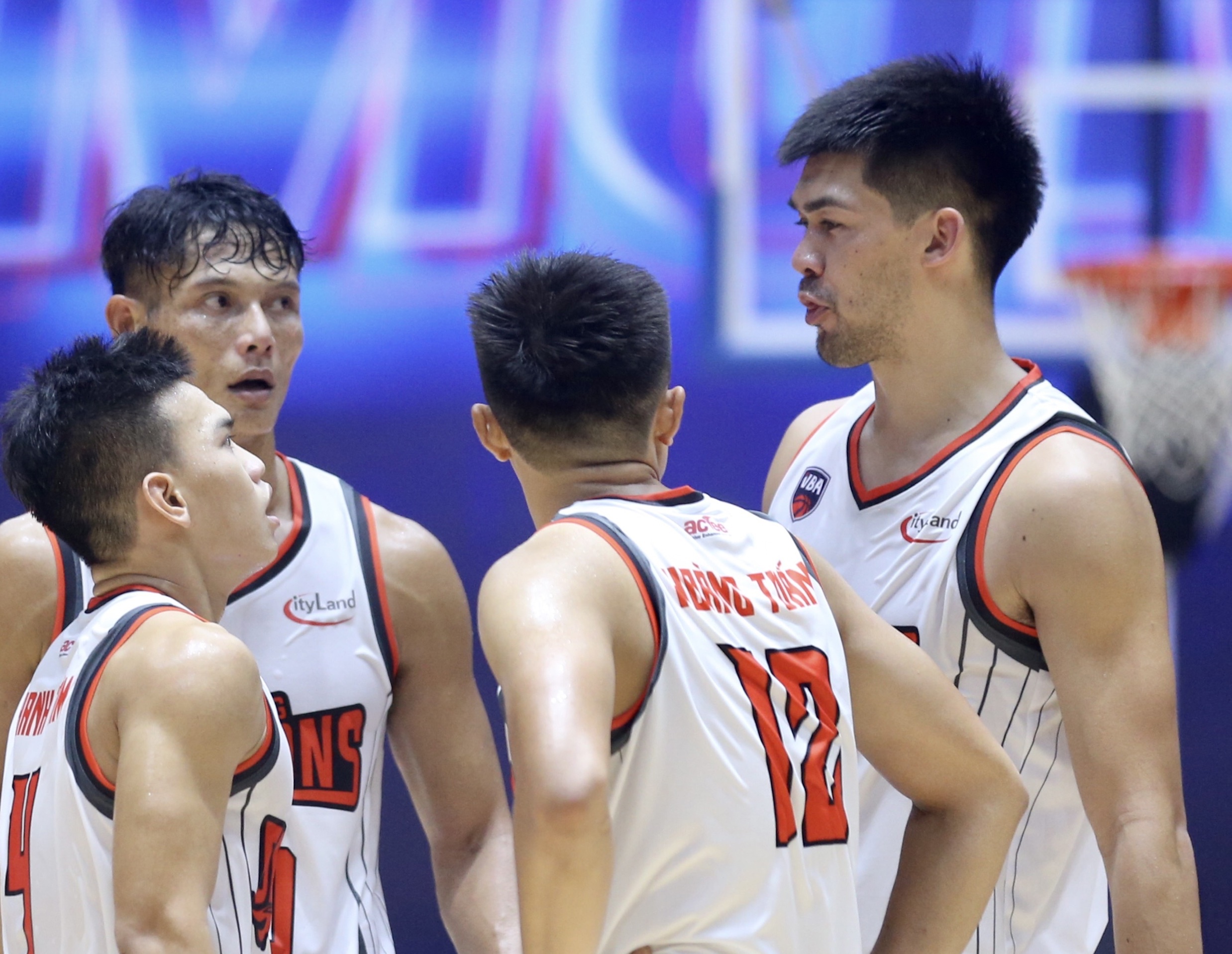 Sao Viet kieu cao 2m anh 3