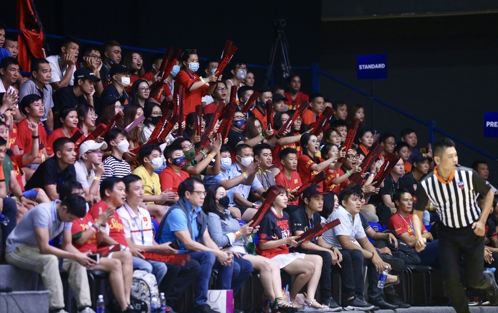 Phuong Ly xem bong ro anh 9