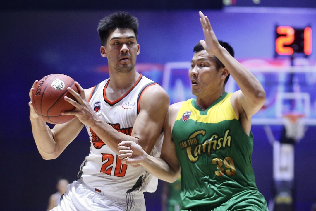 Sao Viet kieu cao hon 2 m giup Dragons thang nghet tho hinh anh