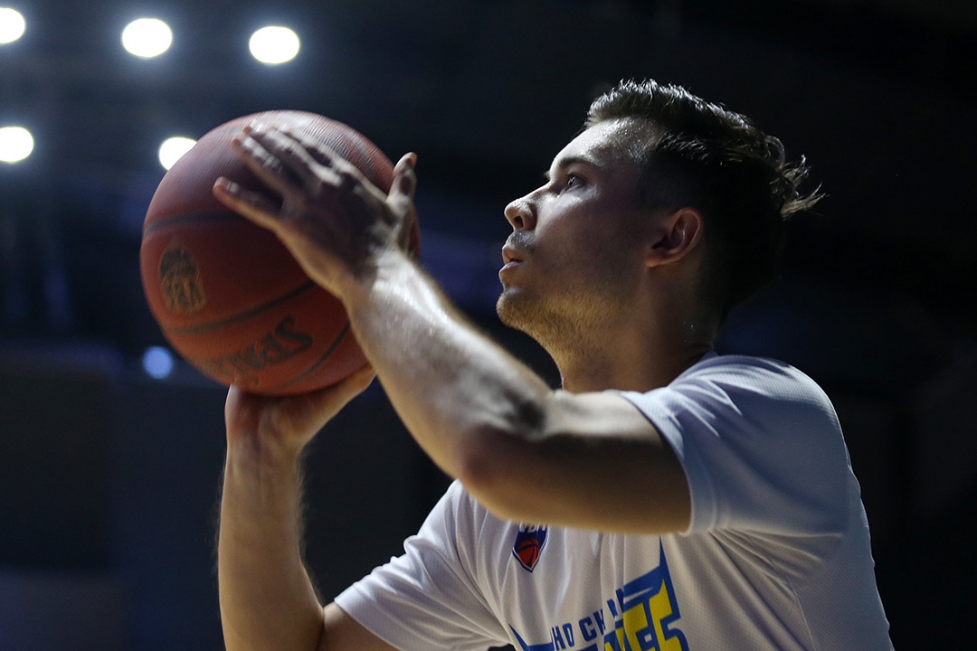 VDV bong ro Viet kieu dien trai trong tran thang thu 2 cua Wings hinh anh