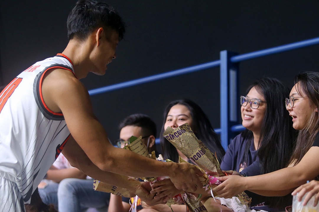 Fan nu duoc VDV bong ro cao 1,95 m tang hoa hinh anh