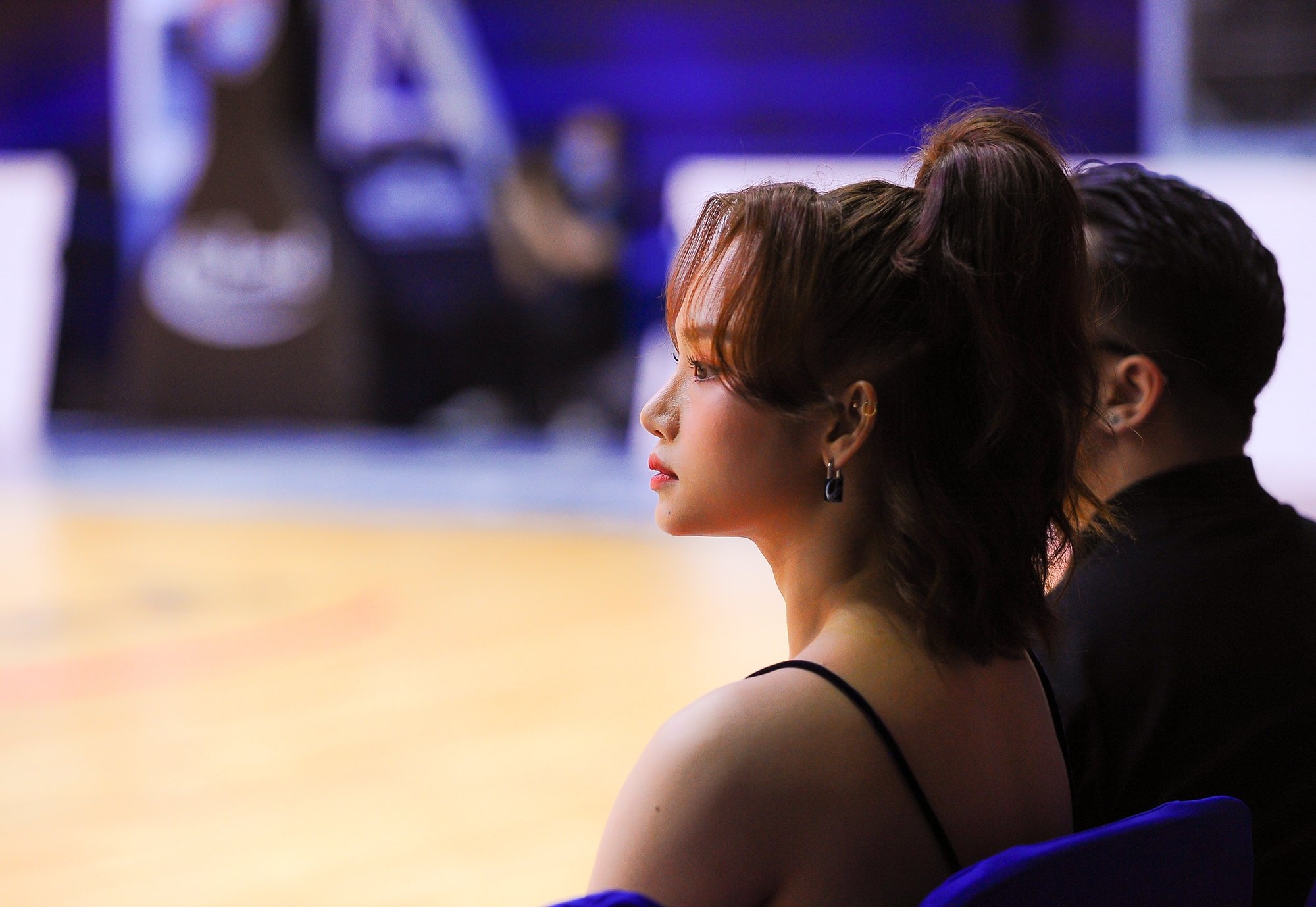 Miu Le xem bong ro anh 2