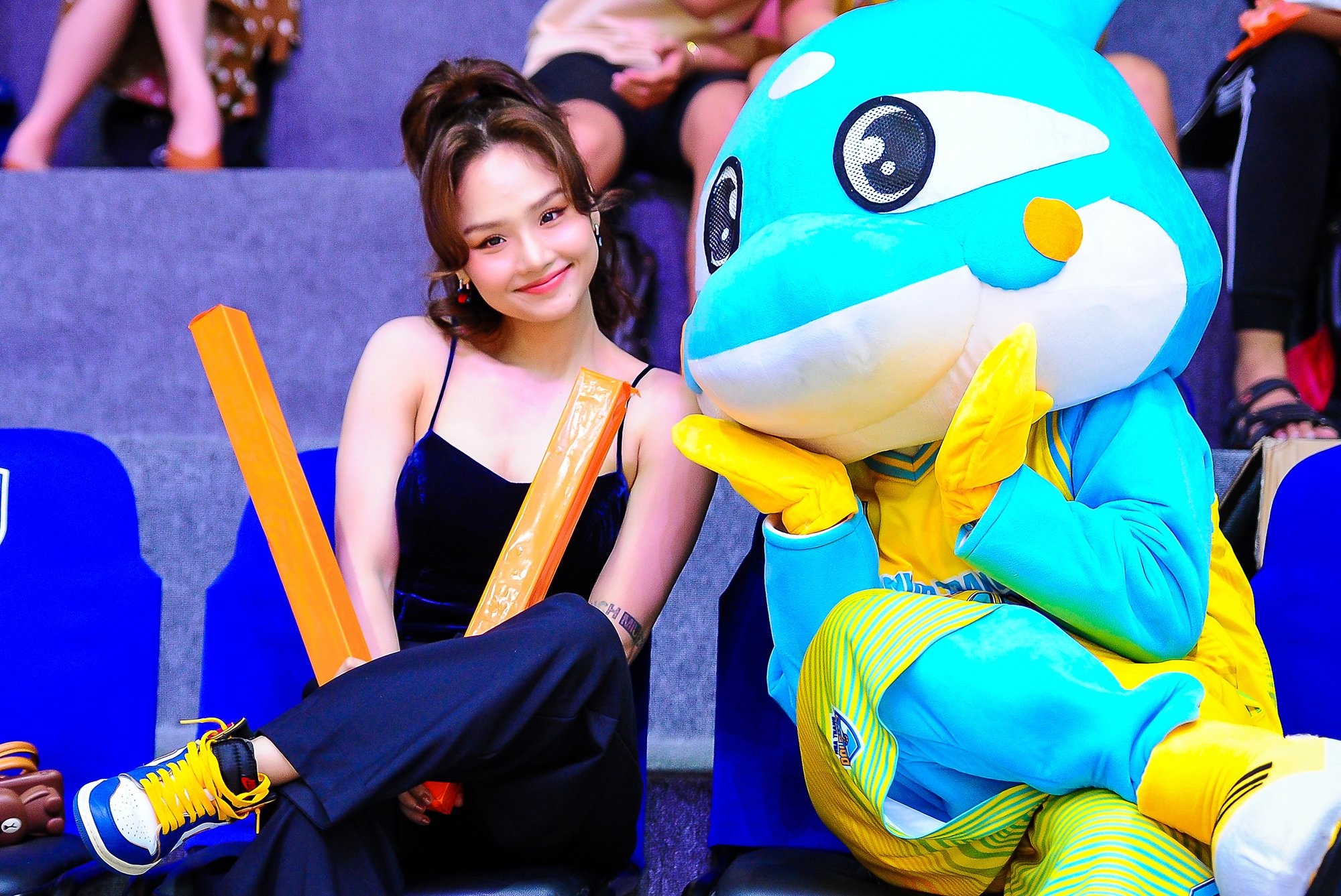 Miu Le xem bong ro anh 1