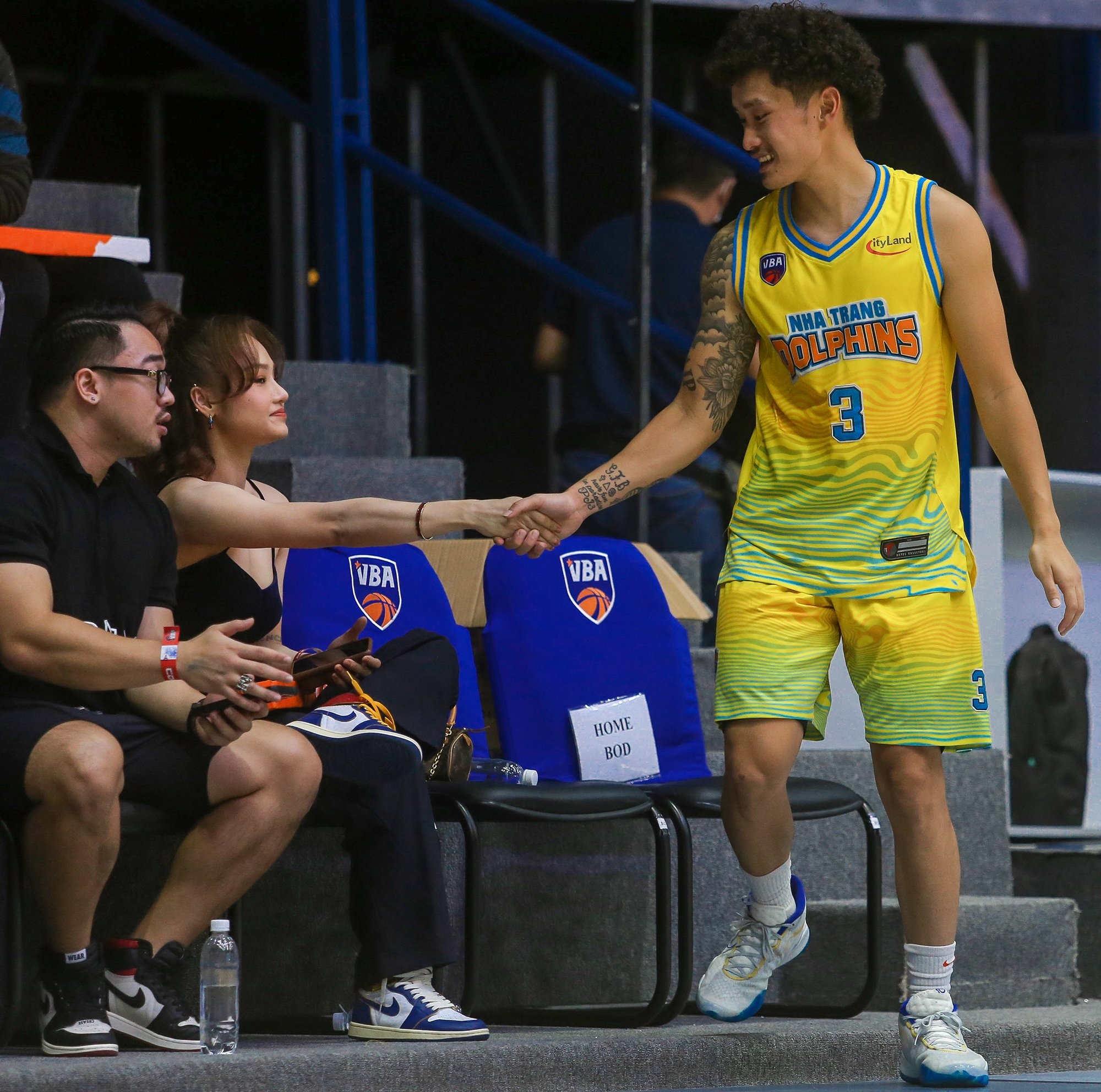 Miu Le xem bong ro anh 9